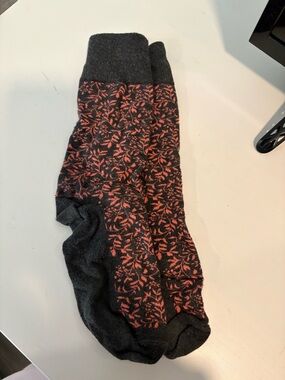 Express Charcoal Crew Socks with Coral Accent and Leaf Motif